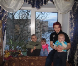 Бахвалова Наталья с детьми: Виктором, Софьей и Валерией